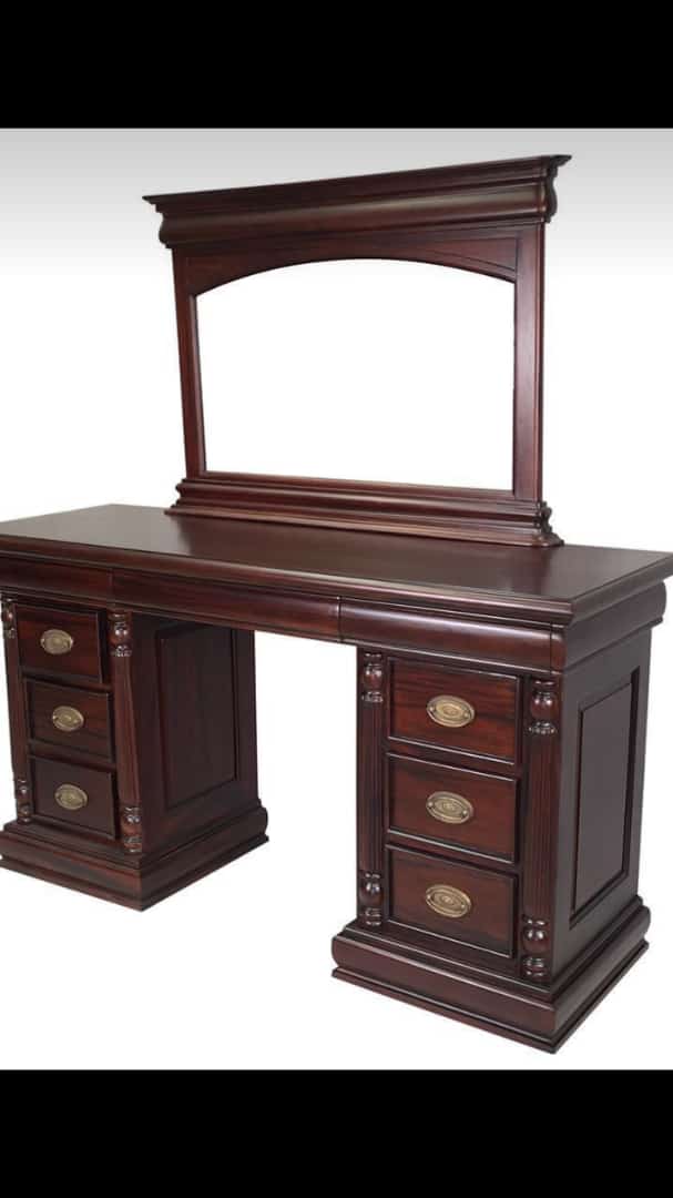 Mahogany dressing mirror and chest of drawers.