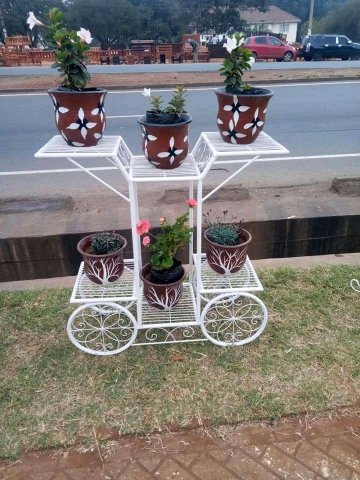 Planter stand with 6 posted flowers