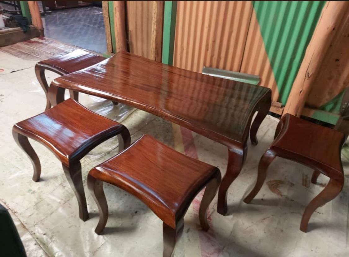 Coffee table, excellency design with 4 stools.