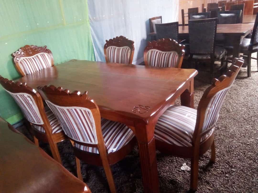 Antique dinning table, 6 seater made of pure mahogany hardwood.